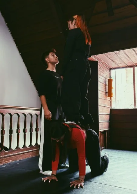 Intérpretes formando una figura corporal