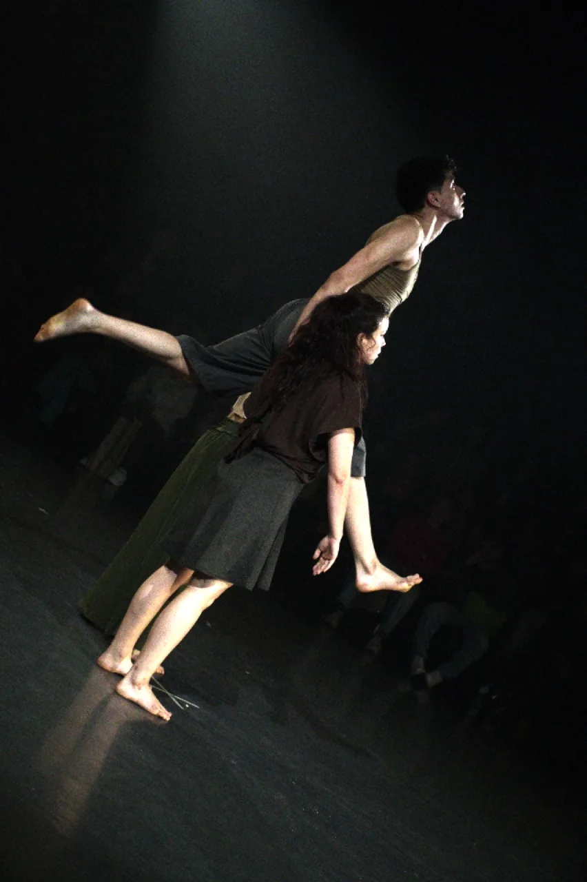 Dúo de bailarines durante una función