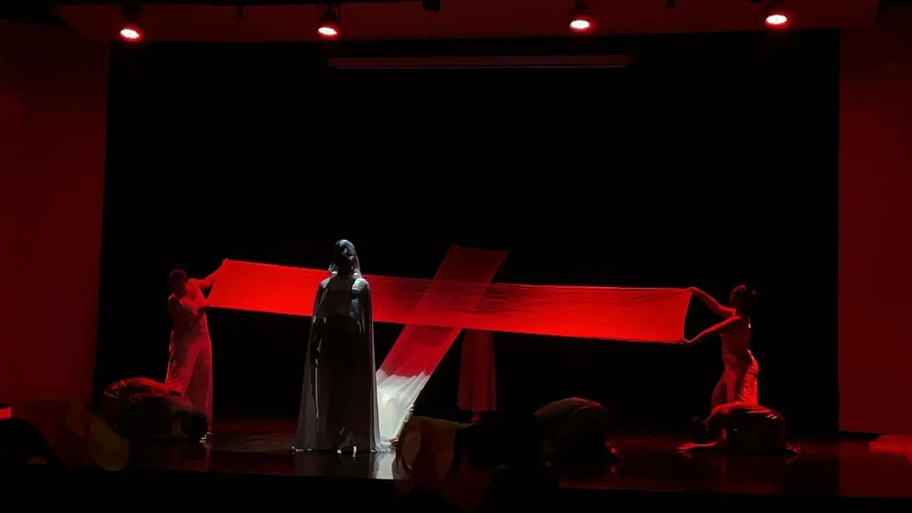 Puesta escénica con iluminación roja