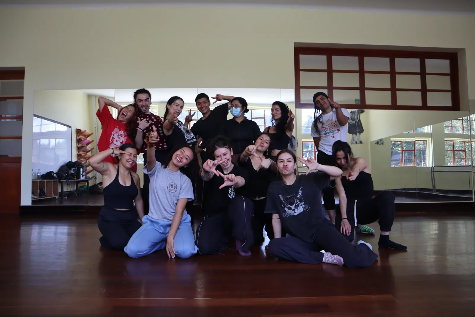 Grupo de artistas de la comunidad Hoytrabajas Artistas en un salón de danza