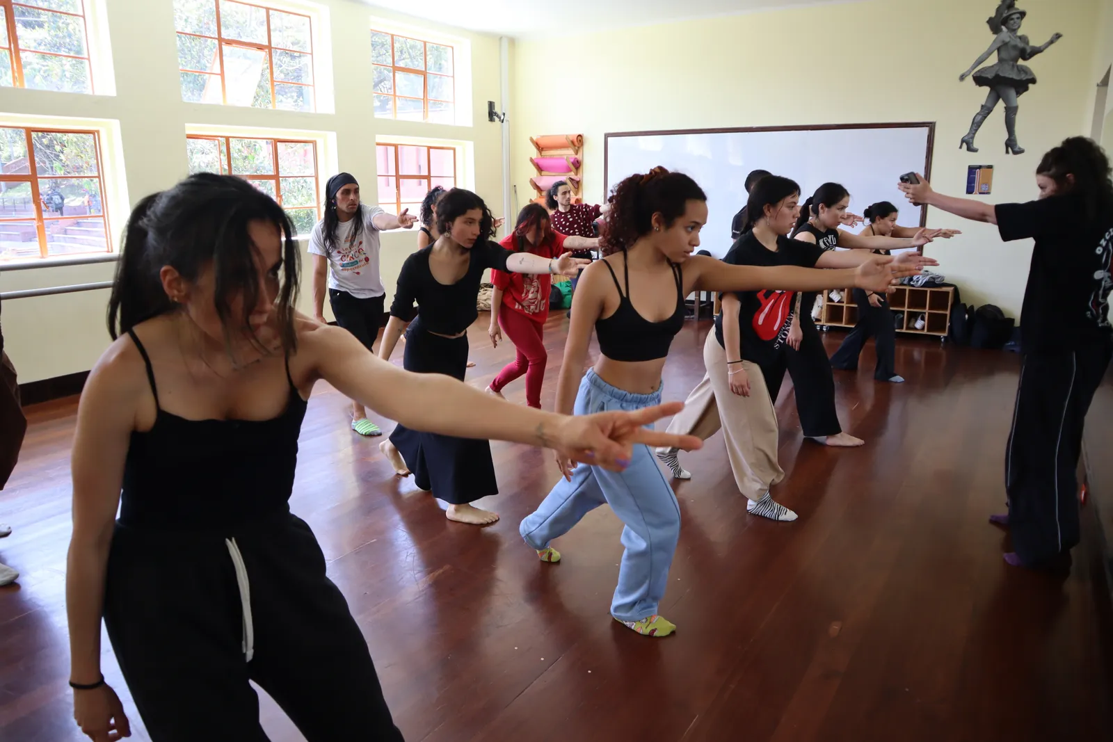 Taller de danza con artistas de la comunidad
